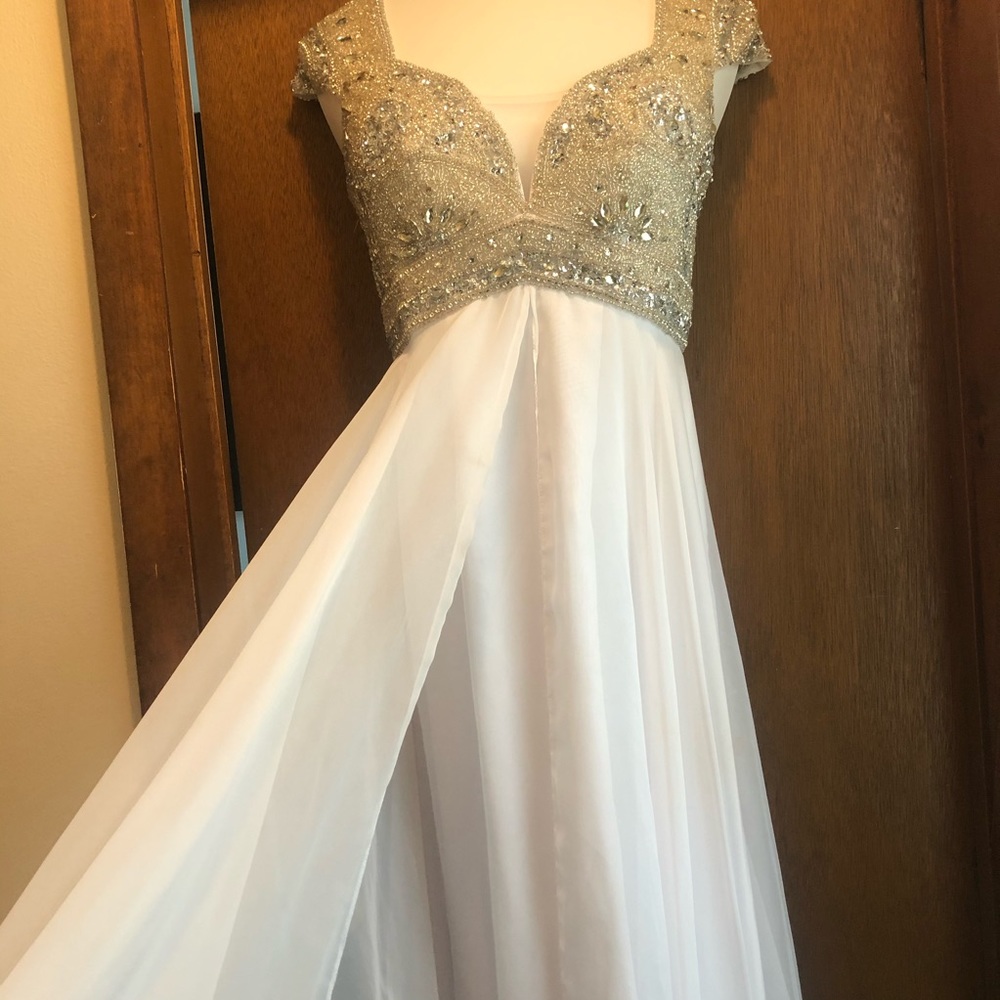 PROM / WEDDING DRESS - Picture 4 of 8